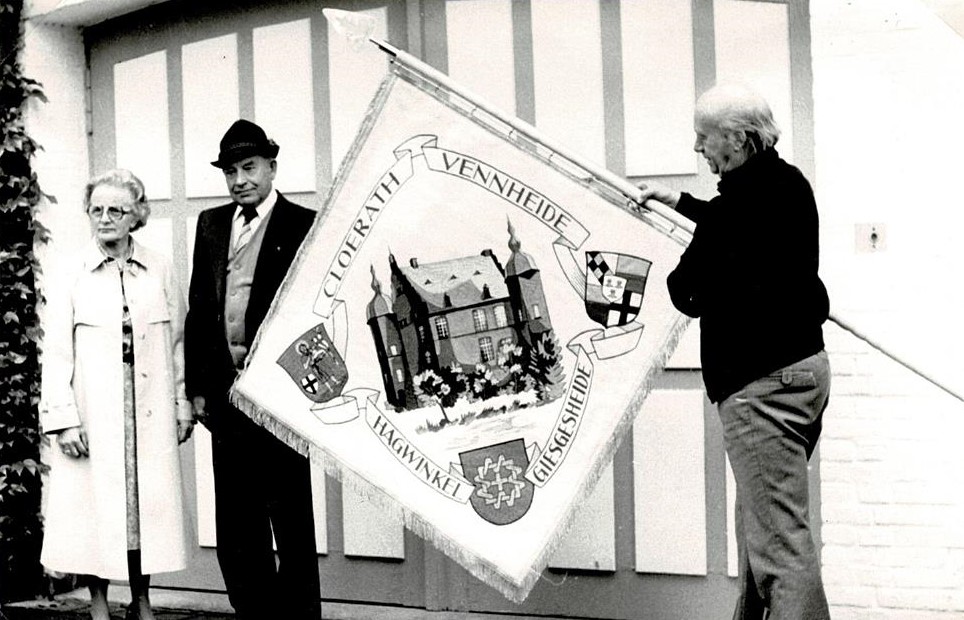 Die Stifter der neuen Schützenfahne Gusti und Jakob Snellen mit dem Fahnensticker Erven aus Krefeld. 1979